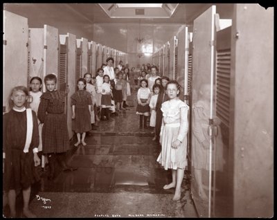 Vue intérieure de jeunes femmes devant des cabines de bain aux People